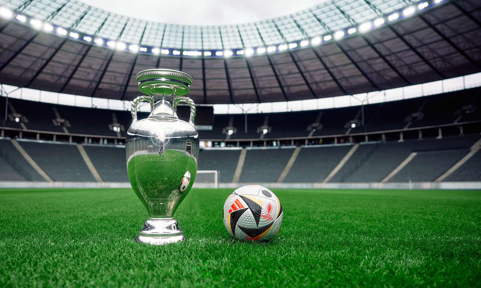 EM 2024: Pokal und Ball im Olympiastadion Berlin