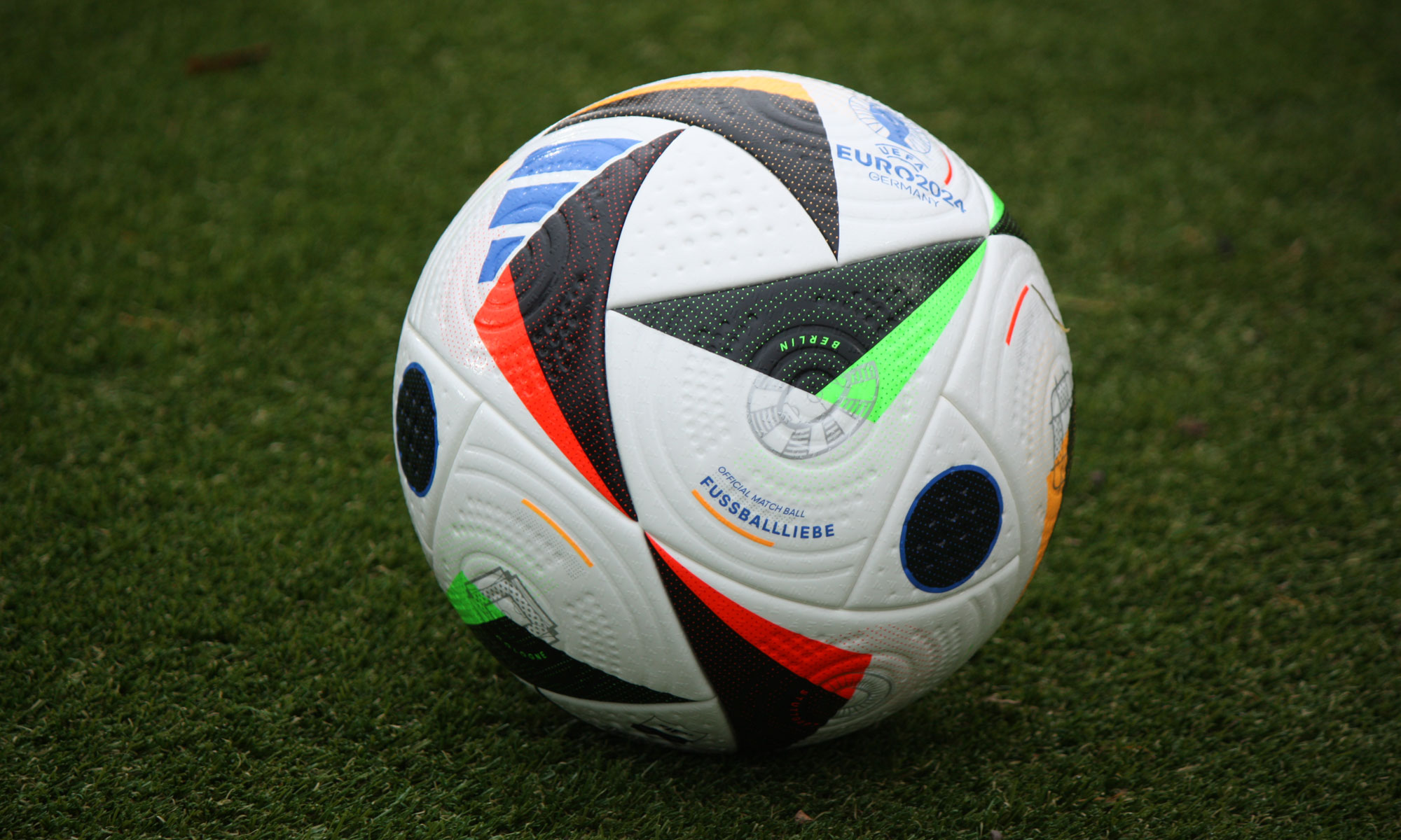 Spielball der EM 2024: Fußballliebe