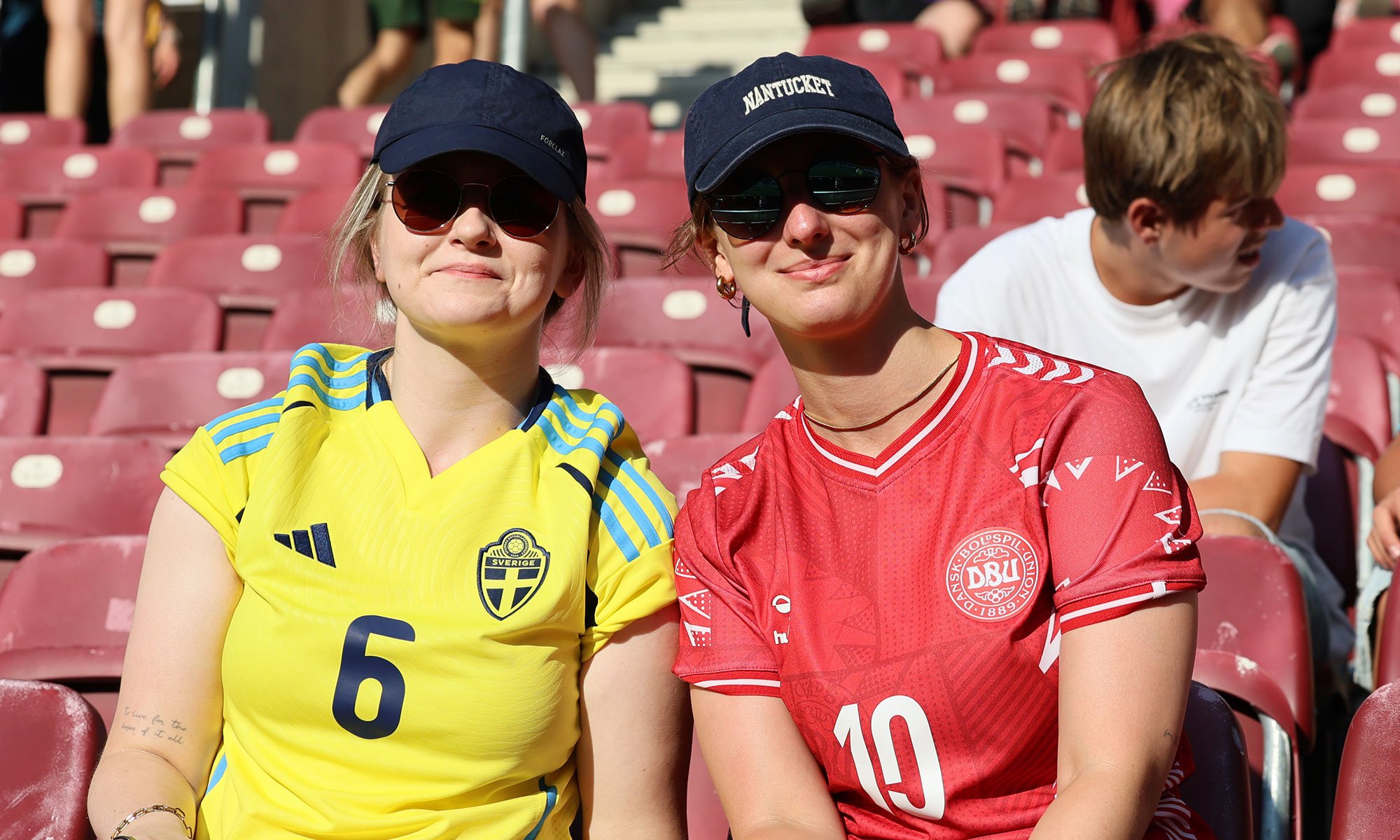 Schweden- und Dänemark-Fans bei der Frauen-EM 2025