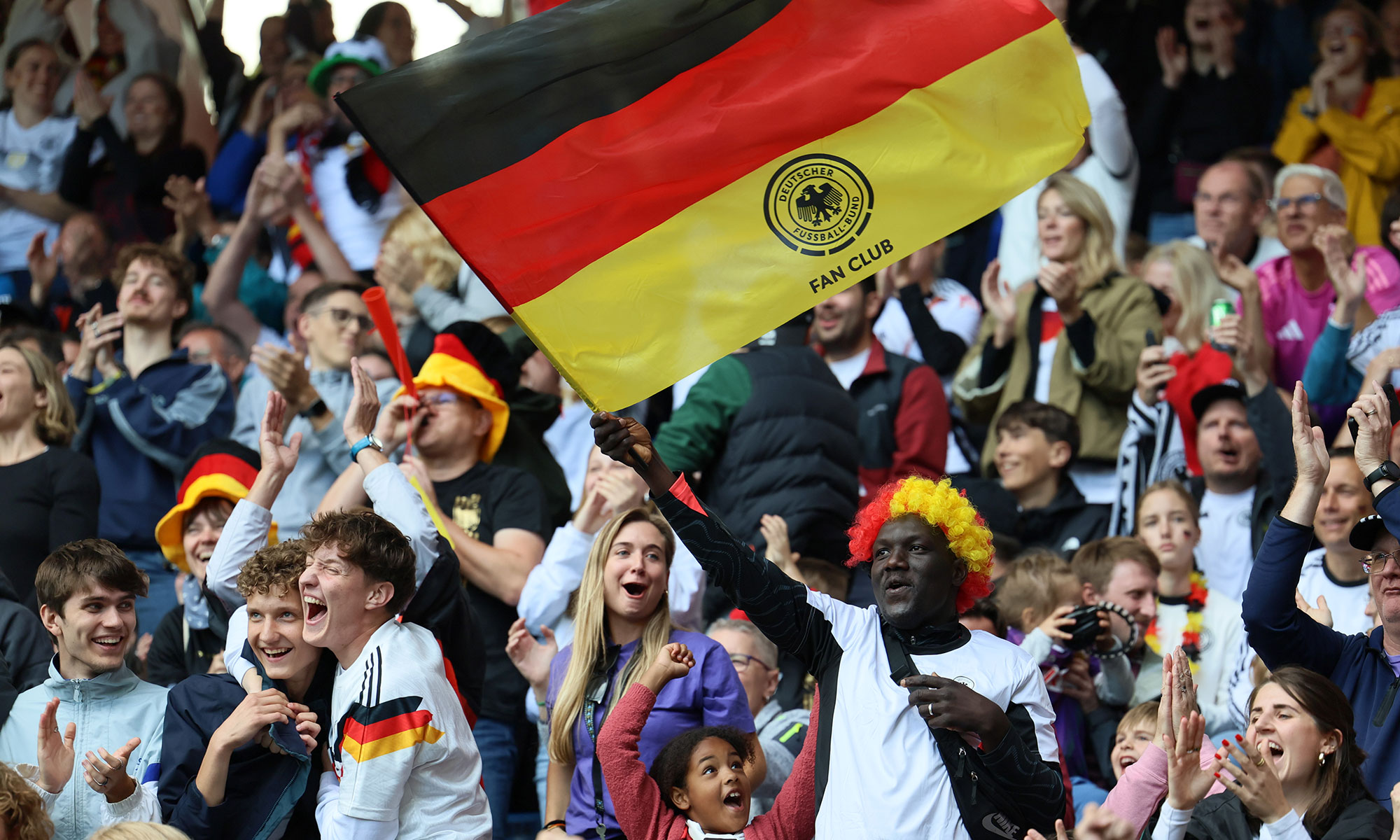 Deutschland-Fans bei der Frauen-EM 2025