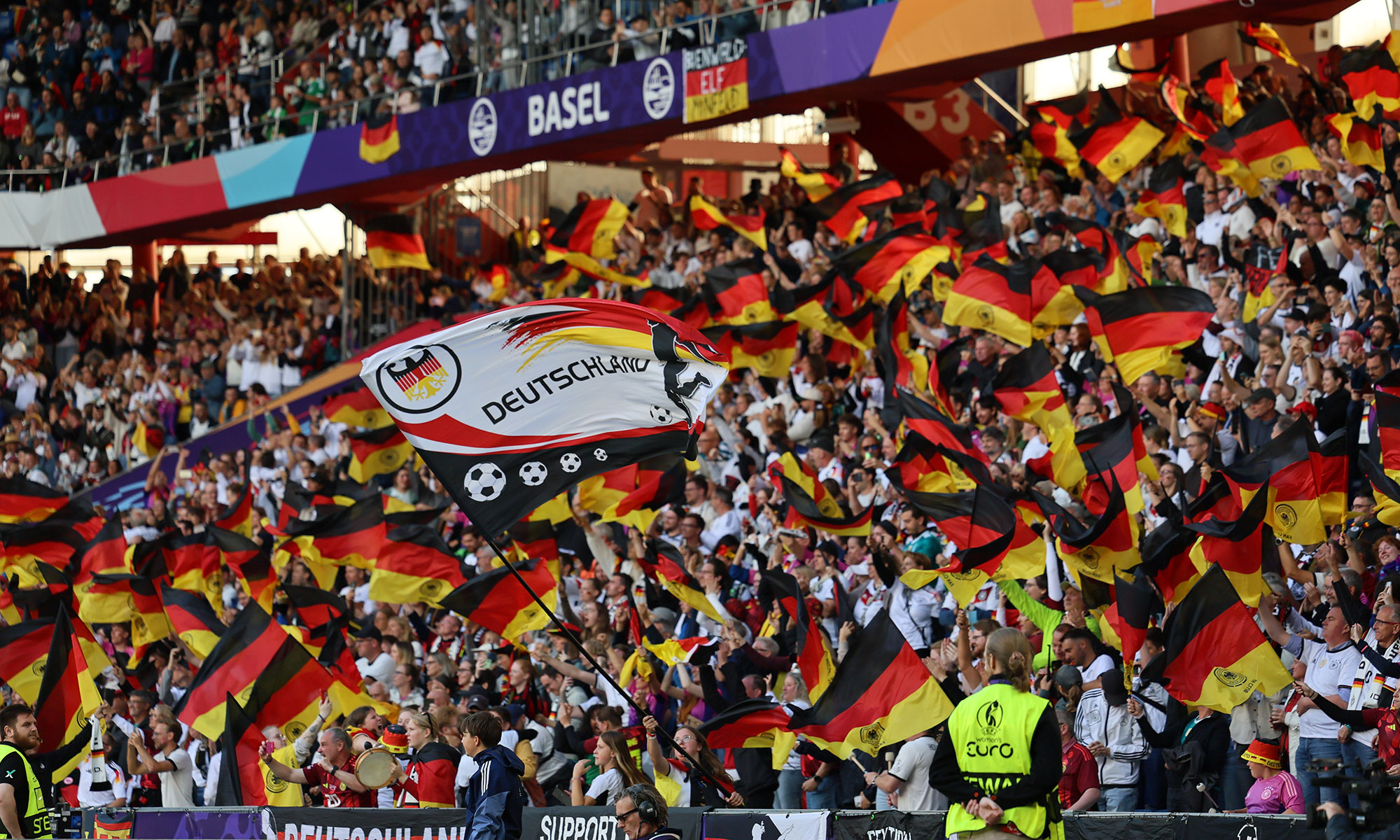 Deutschland-Fans bei der Frauen-EM 2025