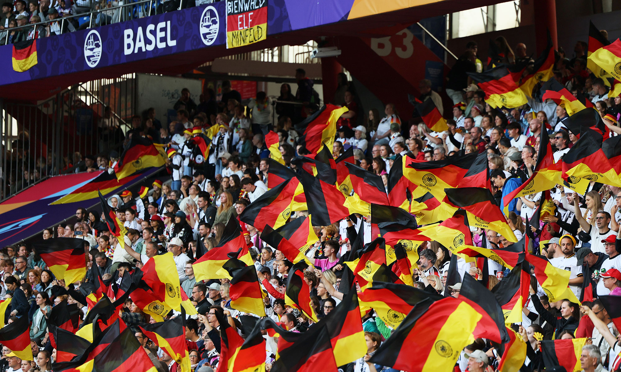 Deutschland-Fans bei der Frauen-EM 2025