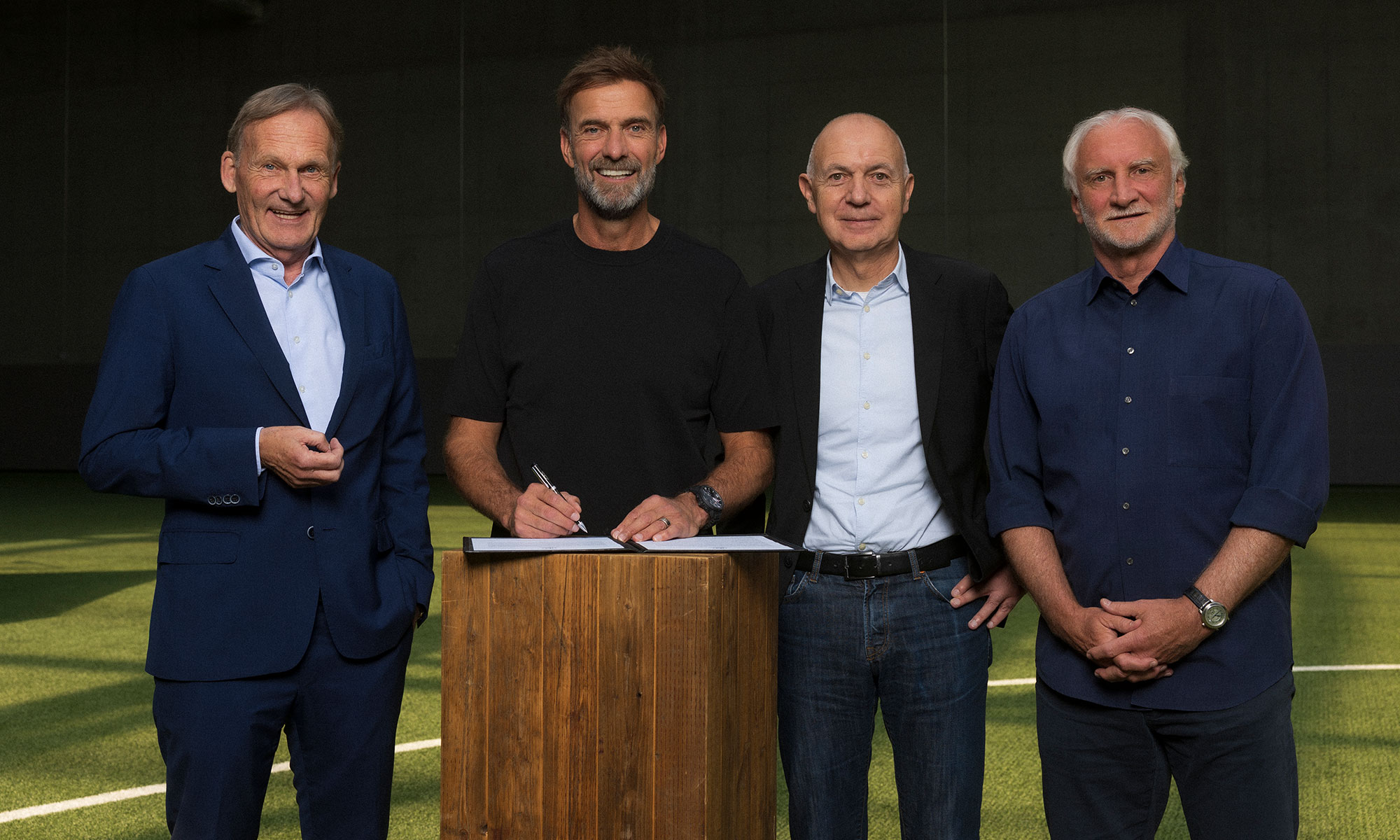 Bundestrainer Jürgen Klopp bei seiner Vertragsunterzeichnung